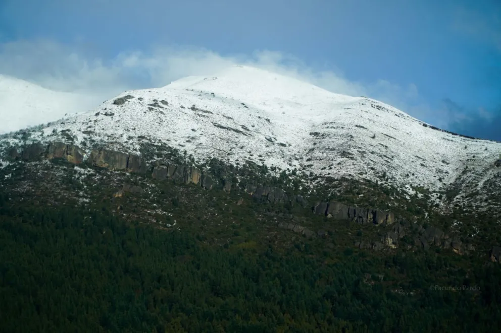 Desde hace varios días que los cerros de la región están pintados de nieve. Foto: Facundo Pardo