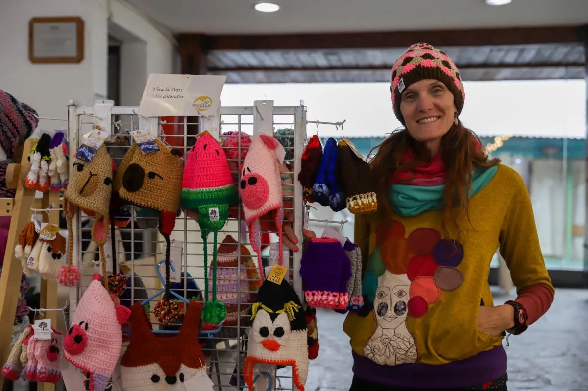 Romina, junto a sus creaciones.