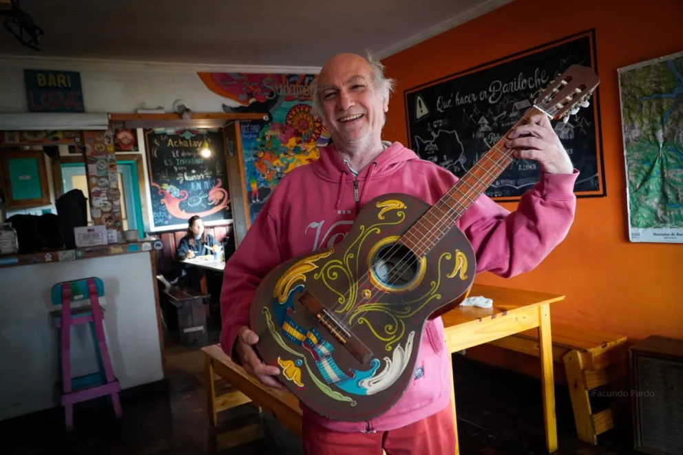 Javier Distefano con su guitara fileteada (fotos: Facundo Pardo).
