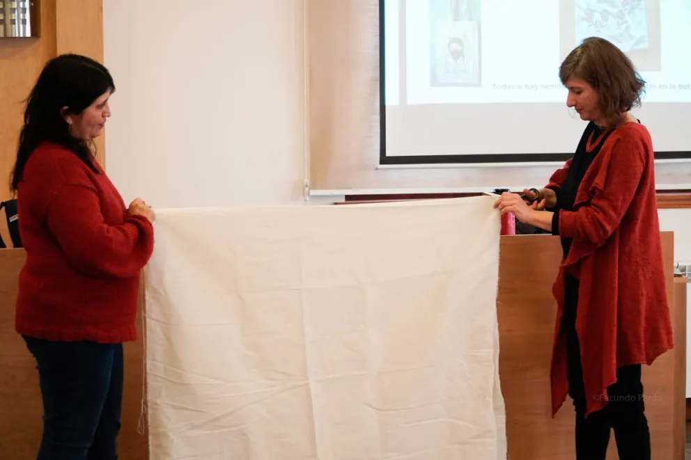 En el Concejo Municipal se desarrolló una charla para hablar del trabajo textil colectivo (fotos: Facundo Pardo).