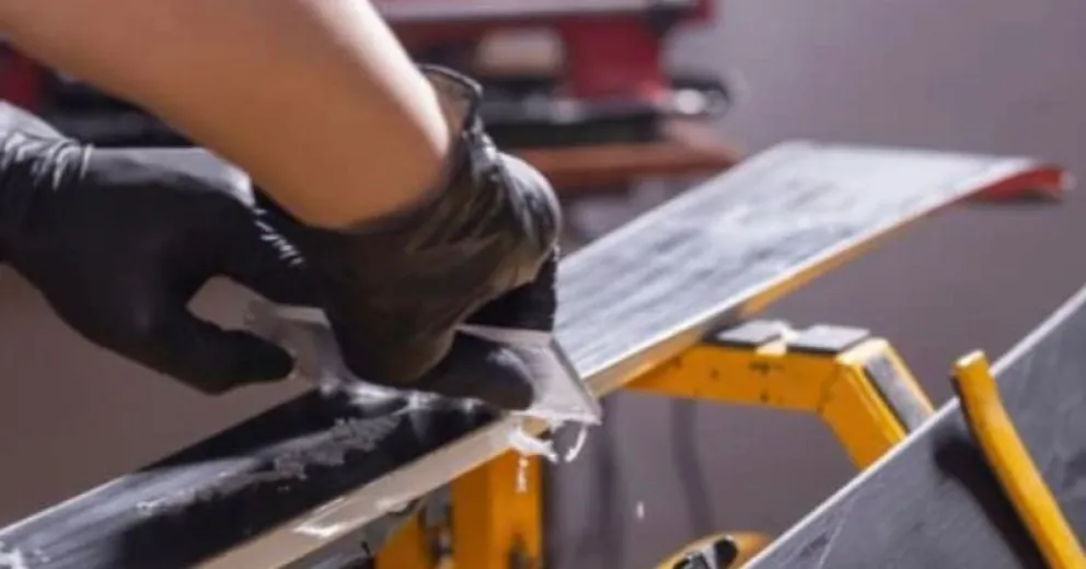  Al finalizar el curso, cada asistente podrá armar su propio kit de herramientas básicas para el mantenimiento de esquíes, con opciones comerciales y alternativas accesibles. Foto: gentileza