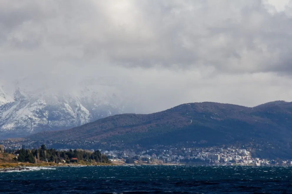 Hermosa postal otoñal captada desde el este de Bariloche (foto: Eugenia Neme) 