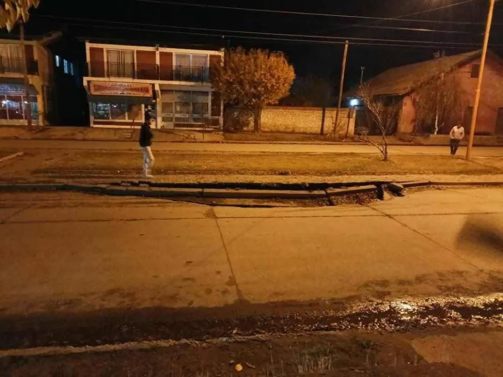 El hundimiento dejó un cráter importante en plena avenida.