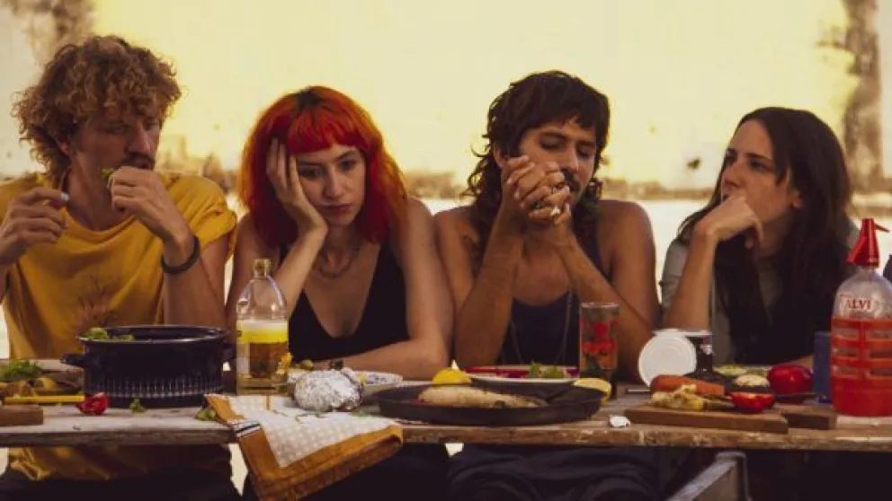 Poliamor y mucho rock argentino en Bajo Naranja, film que presentarán hoy en el Puerto de Bariloche 