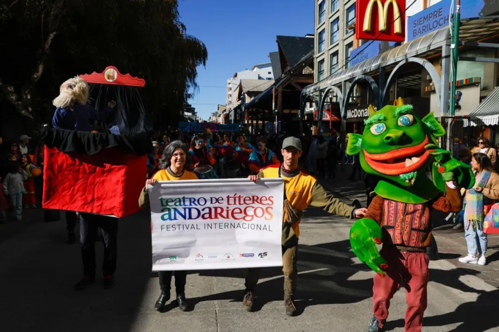Una multitud se juntó en el centro de Bariloche / Fotos Euge Neme