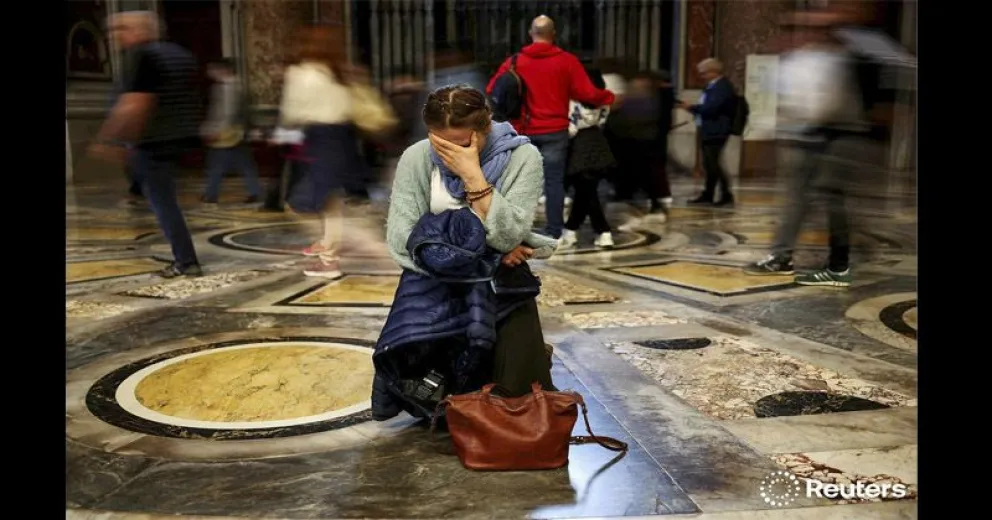 Con enorme respeto y en silencio, captó ese momento de reflexión y dolor.  