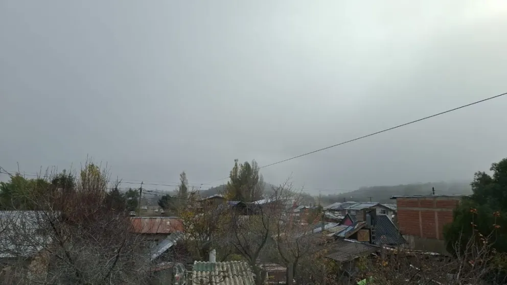 El cerro Catedral oculto detrás de las nubes.