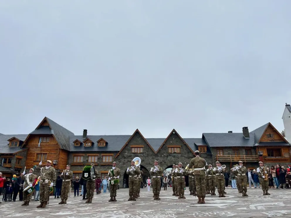 Entonaron las estrofas en la plaza del Centro Cívico (foto: Escuela Militar de Montaña) 