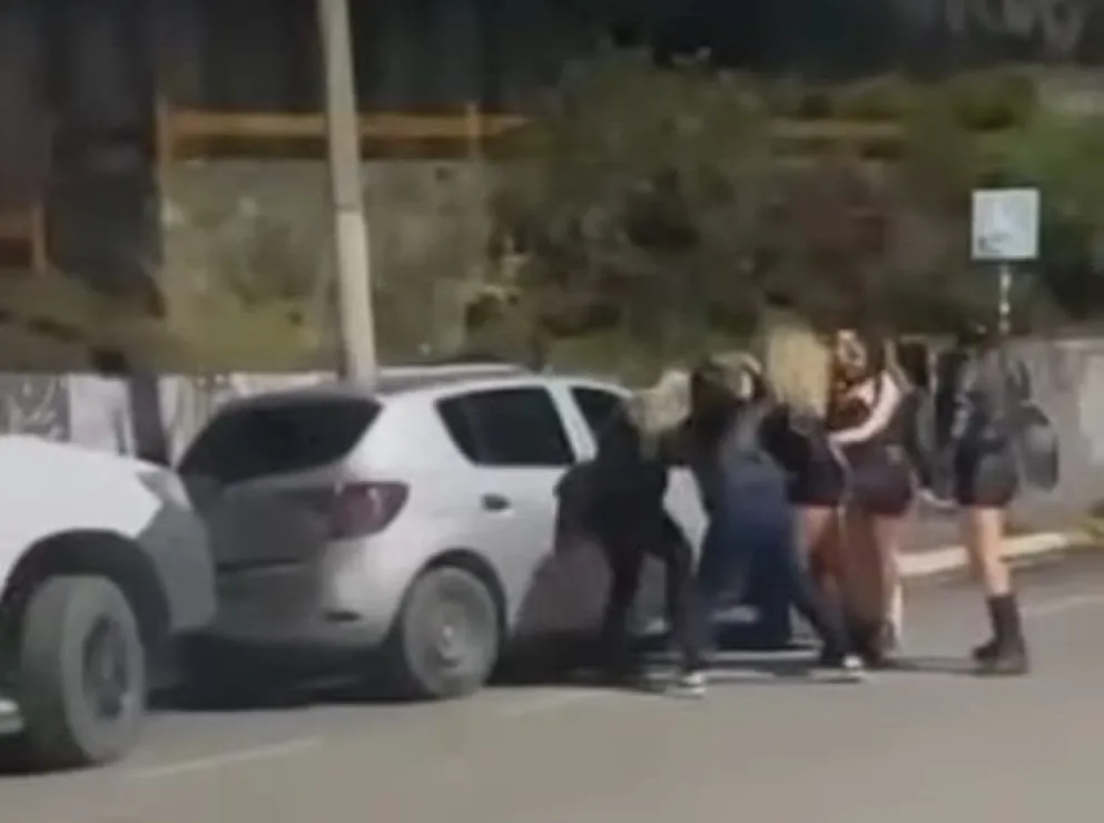 Taxistas y conductores tuvieron que detener la marcha por la pelea en pleno centro de Bariloche