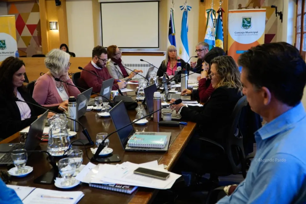 Debate  en el recinto con presencia de actores del sistema de transporte (fotos; Facundo pardo)