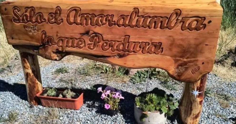 El lugar del accidente de la familia Linares, fue acondicionado como un descanso al costado de la ruta.