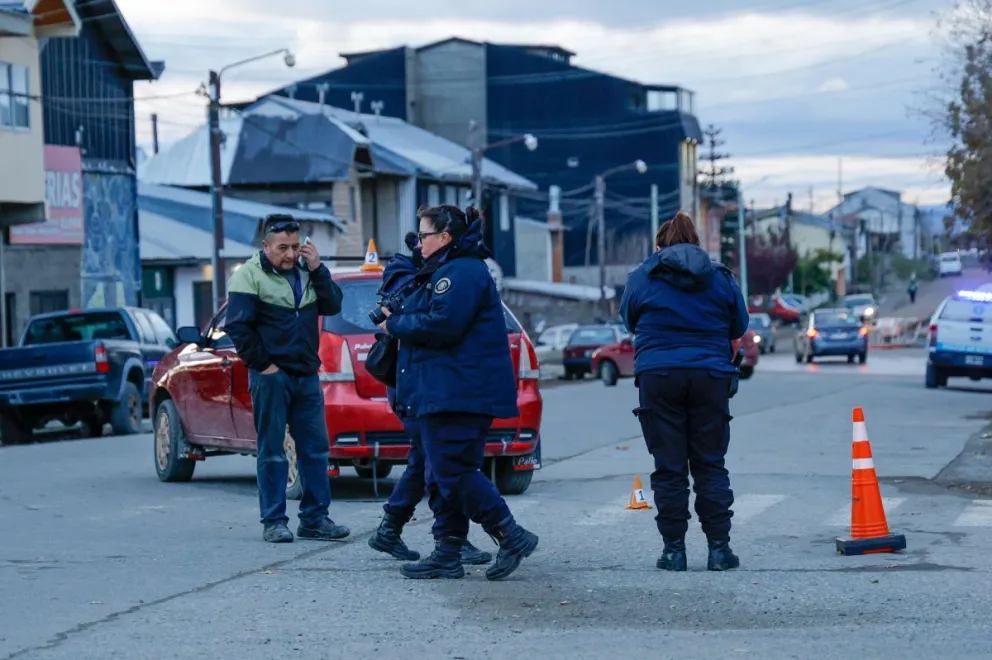 El hecho sucedió esta mañana en la intersección de Onelli y Sobral. Fotos de Eugenia Neme.