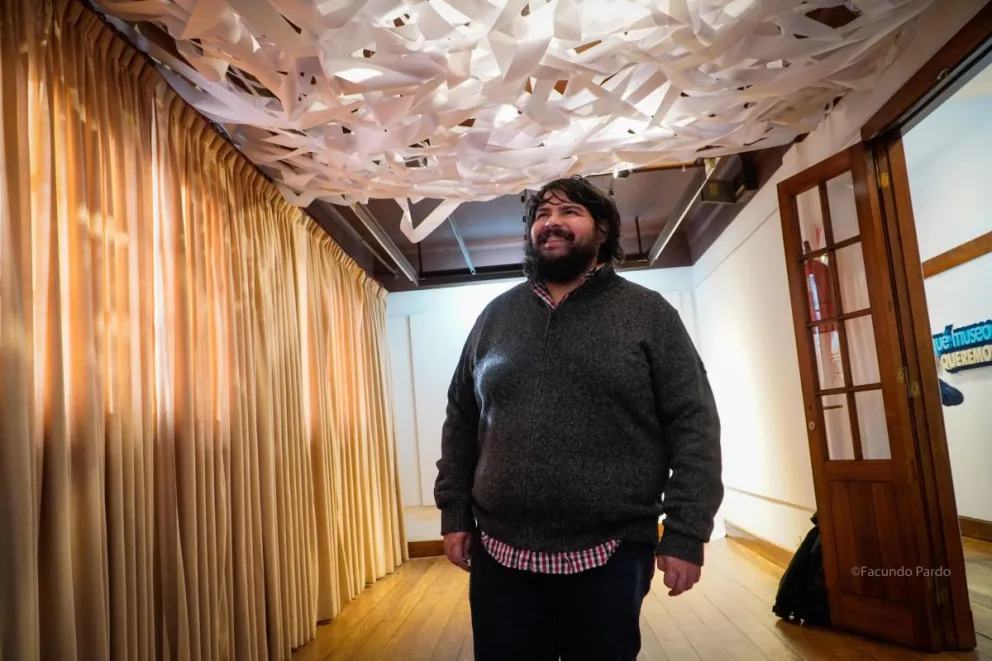 El artista y la obra: Diego Ramón Sánchez Borda bajo la "bruma" (fotos: Facundo Pardo).