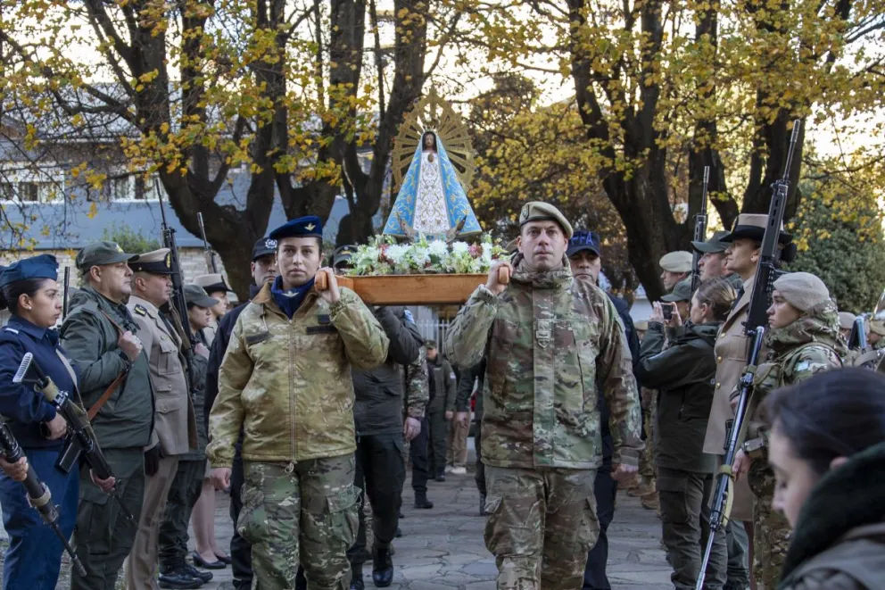 Con autoridades de las fuerzas de seguridad y la iglesia, se llevó a cabo la misa en la Iglesia Catedral (fotos: Eugenia Neme) 