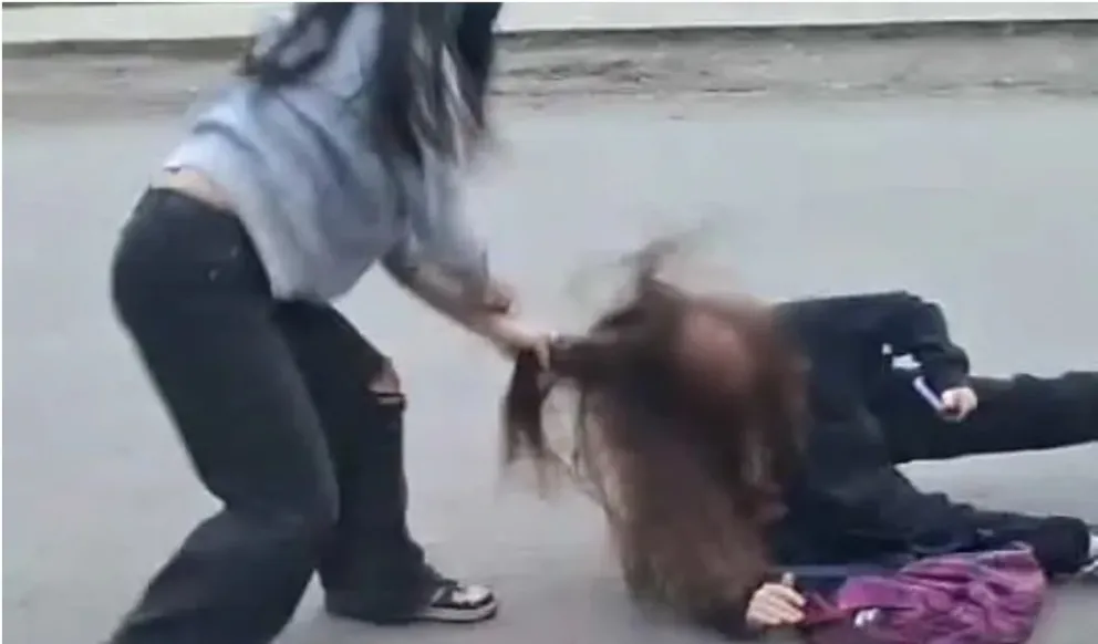 En las imágenes del video, se observa cómo la adolescente fue perseguida y atacada físicamente por otras dos menores. Foto: gentileza