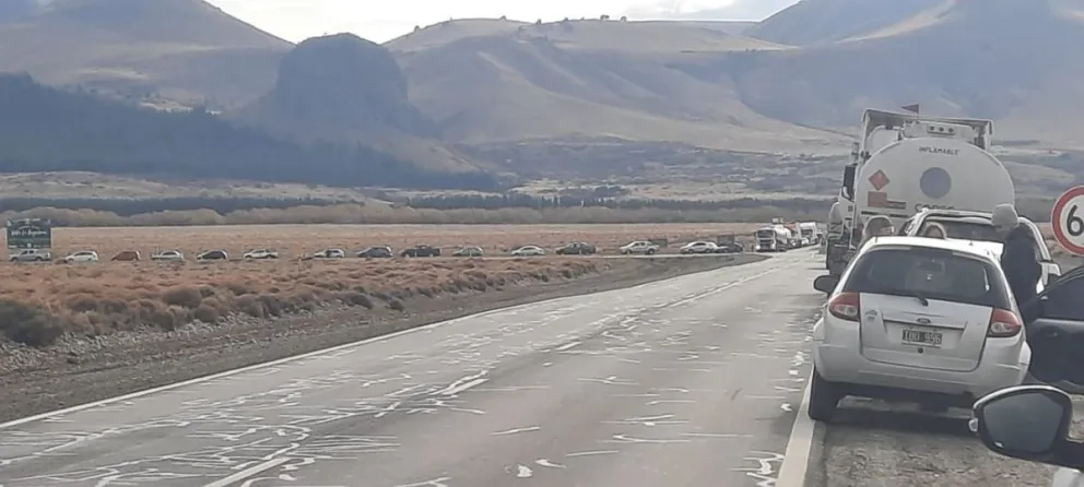 Largas filas de vehículos durante el corte de ruta en la zona del empalme (foto: El Diario de la Mañana) 
