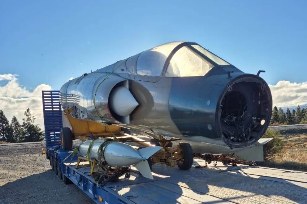 Una de las partes del avión, apenas arribó a Bariloche (foto: gentileza).