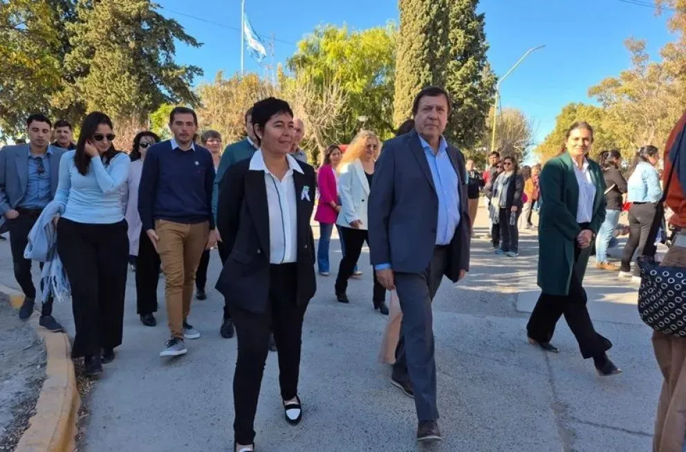 Muchas instituciones de la localidad participaron del desfile que se realizó esta tarde. (Foto LCR)