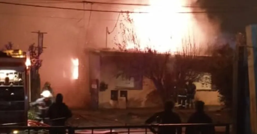 El fuego de la madrugada alertó a los vecinos.