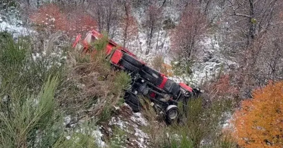 El hielo jugó una mala pasada a los trabajadores de Vialidad Nacional.