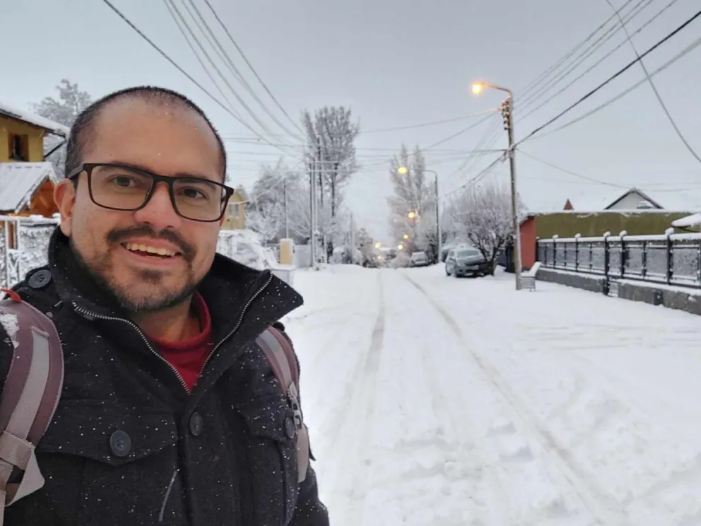 Al momento de ausentarse vestía campera de abrigo color claro, pantalón largo, gorro de lana oscuro y lentes con marcos de color negro para leer.