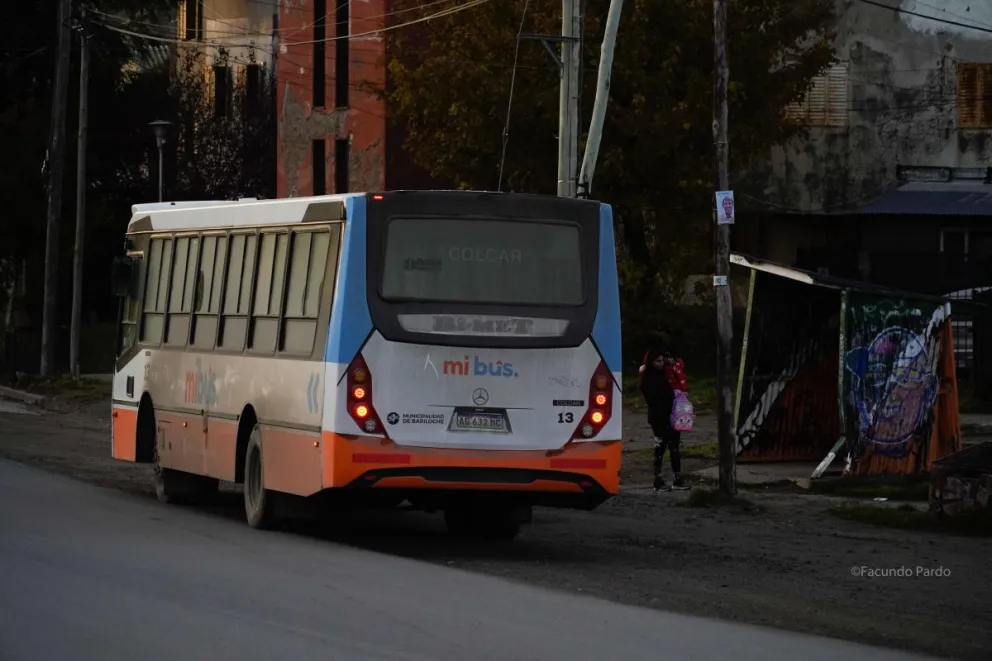 Los usuarios esperan por la definición de las líneas que utilizan cotidianamente / Foto Facu Pardo 