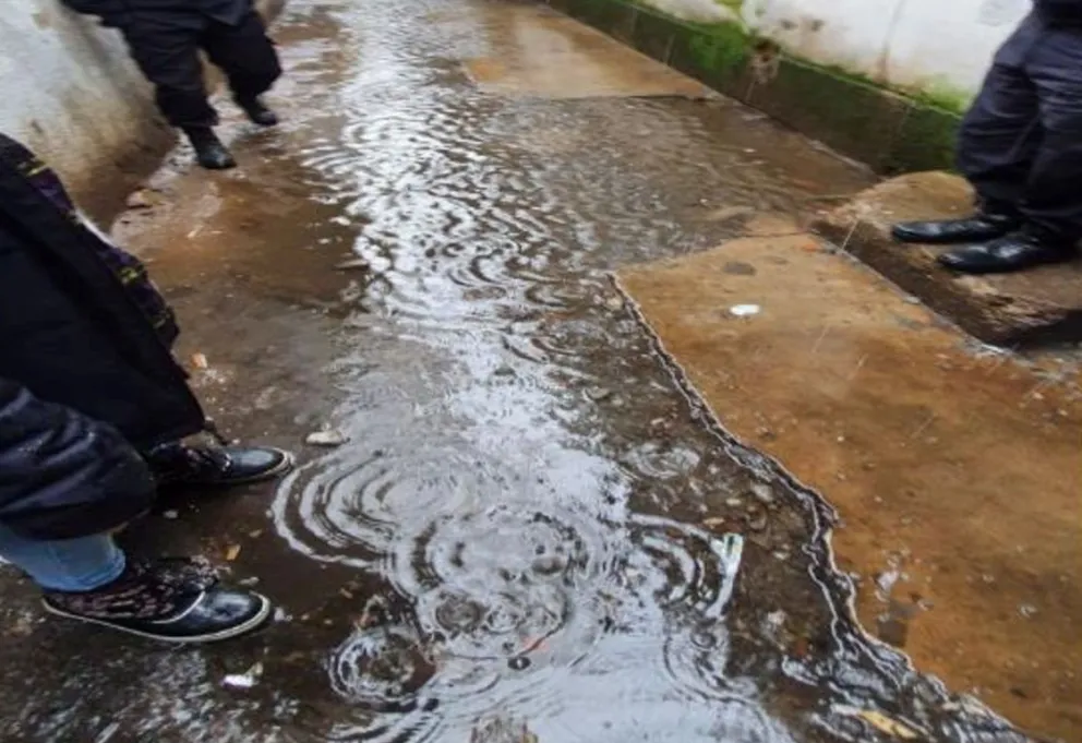 Imagen suministrada por la APDH en la que se observan cloacas desbordadas.