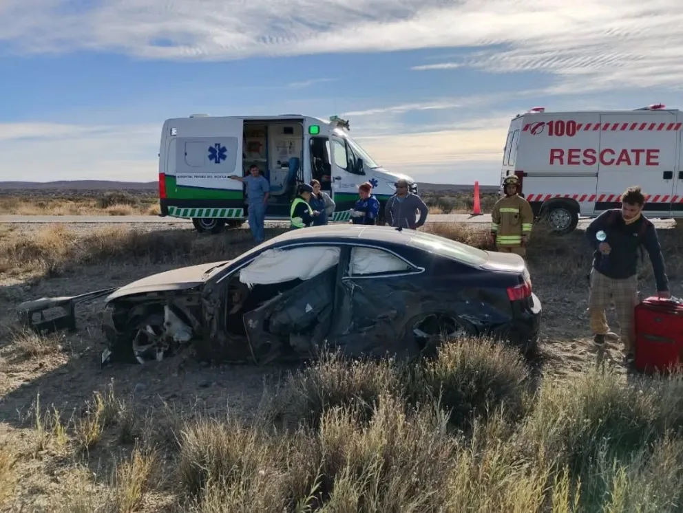 Dos personas fueron derivadas al nosocomio de Piedra del Águila aunque no presentaban heridas de gravedad (fotos: Bomberos Piedra del Águila)