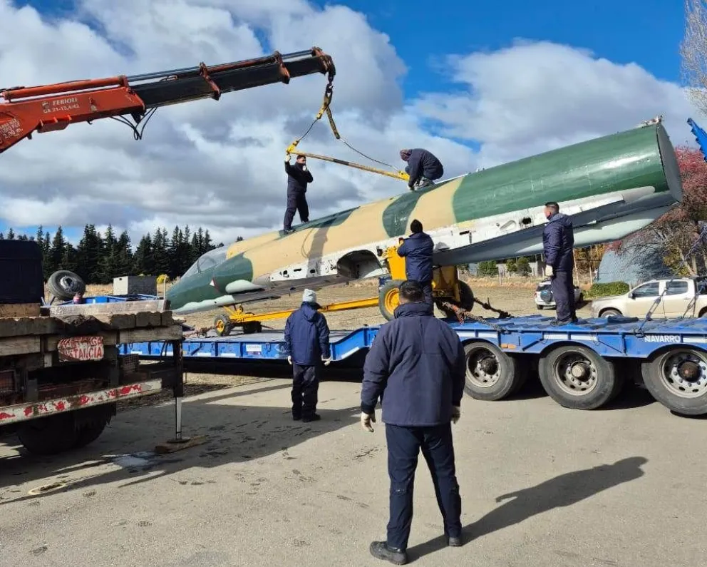 Llegada del Mirage, la "estrella" del Museo de Malvinas, Antártida y Atlántico Sur (foto: gentileza).