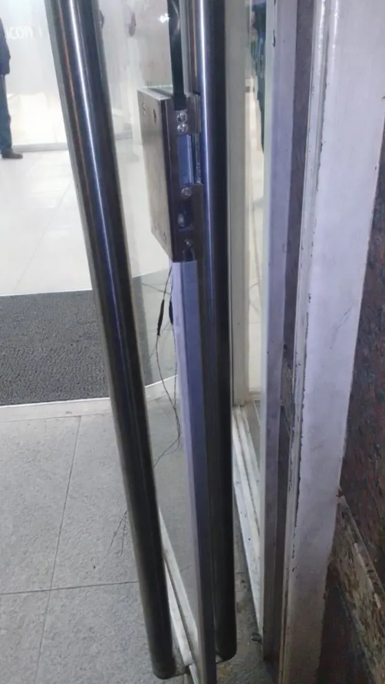 La puerta violentada.