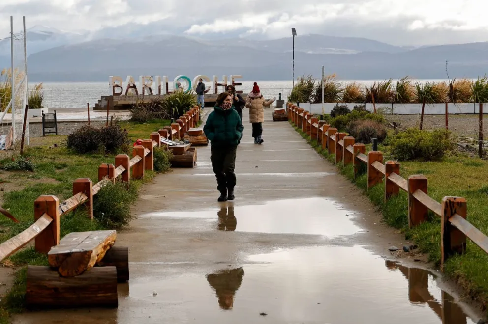 Se viven mañanas frías y ventosas en Bariloche.