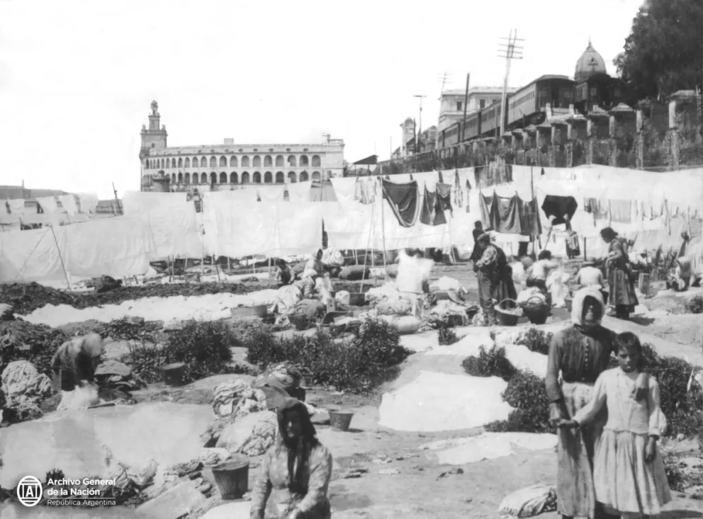 Lavanderas, unos 80 años después de la Revolución de Mayo. Archivo General de la Nación.