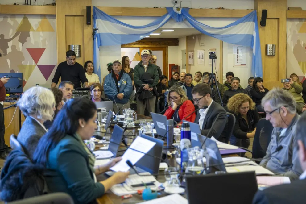El director de Veteranos de Guerra, Ruben Pablos, recibió la medalla y el diploma en honor al Comodoro (fotos: Eugenia Neme)
