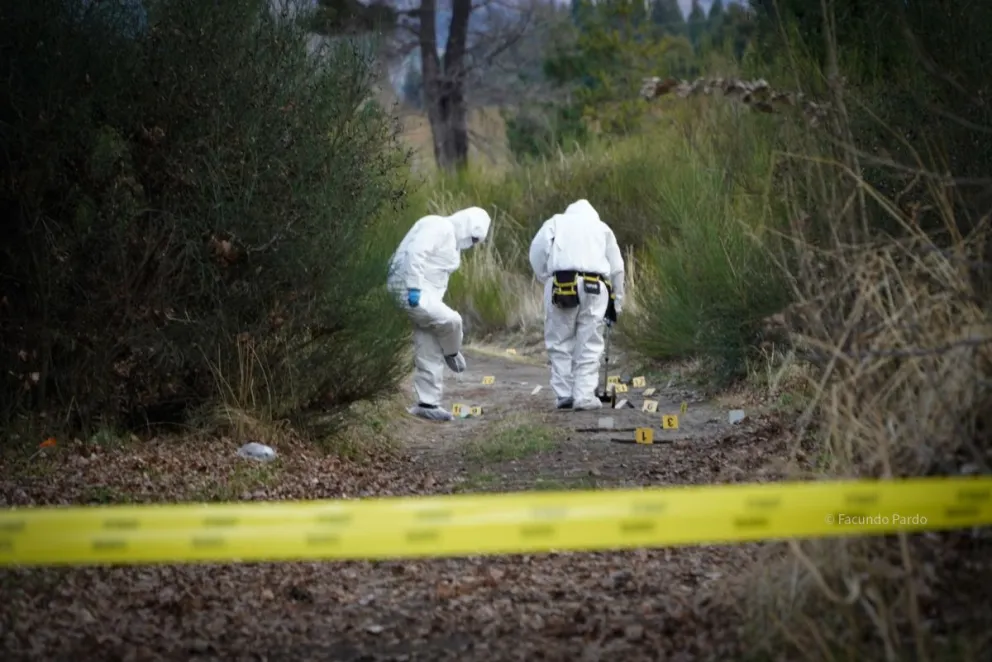 Momento del hallazgo del auto en las canchas del Lera y los peritajes (foto: Facundo Pardo)