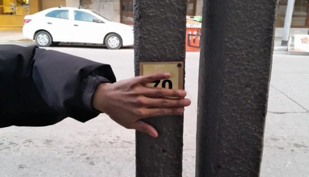 Piden cuidar la cartelería, ya que es escencial para las personas con discapacidad visual (fotos: Facundo Pardo) 