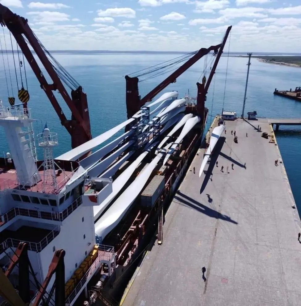 Trabajadores portuarios en alerta ante esta descarga de materiales en otra provincia.