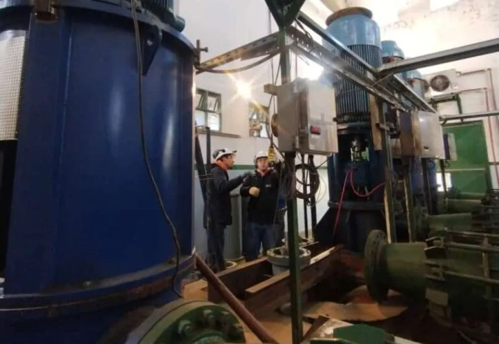 Personal trabajando en la planta de bombeo de agua. 