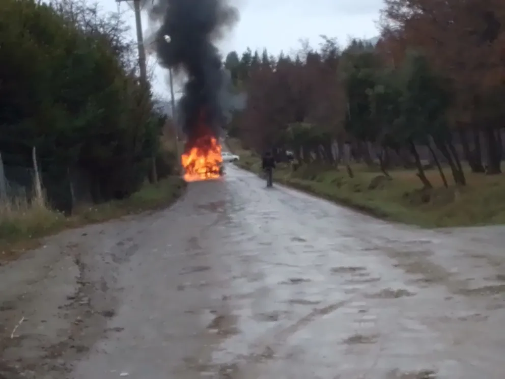 La propietaria no tuvo otra opción que observar como su camioneta ardía (foto; gentileza) 