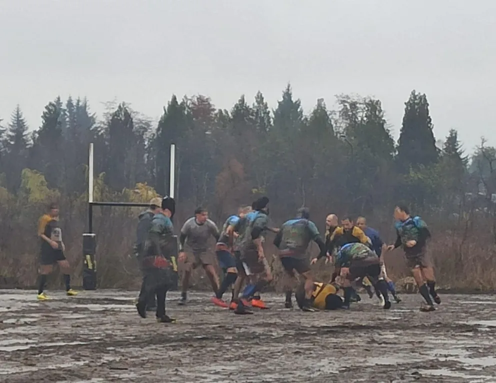 Arvet Lagos y Coihues de La Angostura jugaron un partido inolvidable bajo una intensa lluvia (Fotos gentileza).