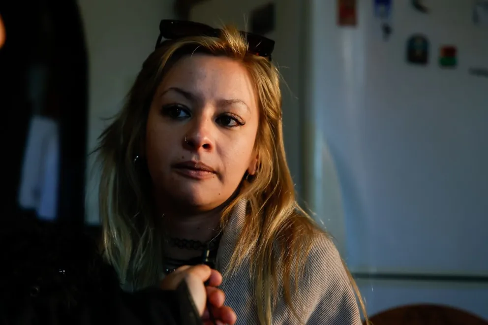 Yamila viajó hasta La Angostura, pero le comunicaron la sentencia vía Zoom (fotos: Eugenia Neme)