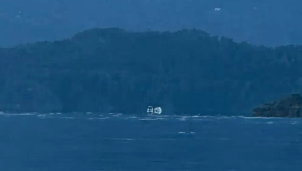 Vecinos se encontraban en la playa del 6, cuando presenciaron una extraña secuencia en el agua del Nahuel Huapi 