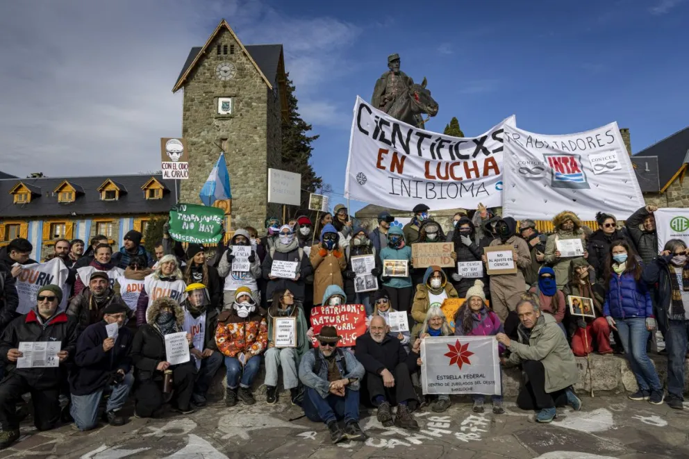 Gran cantidad de barilochenses acompañando el reclamo. Fotos de Eugenia Neme.