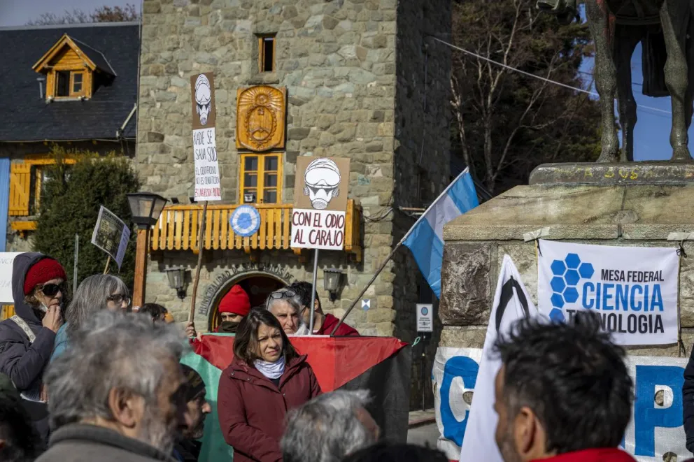 Hoy en Bariloche también se sumaron a los reclamos. Foto de Eugenia Neme.