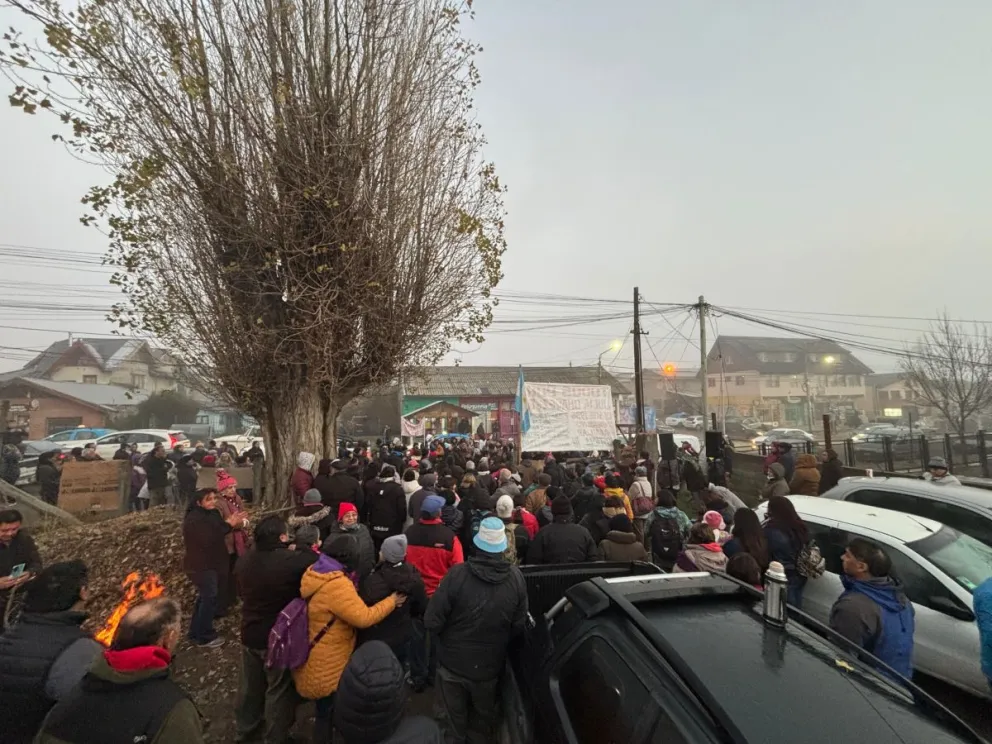 La familia está acompañada por vecinos de la ciudad.