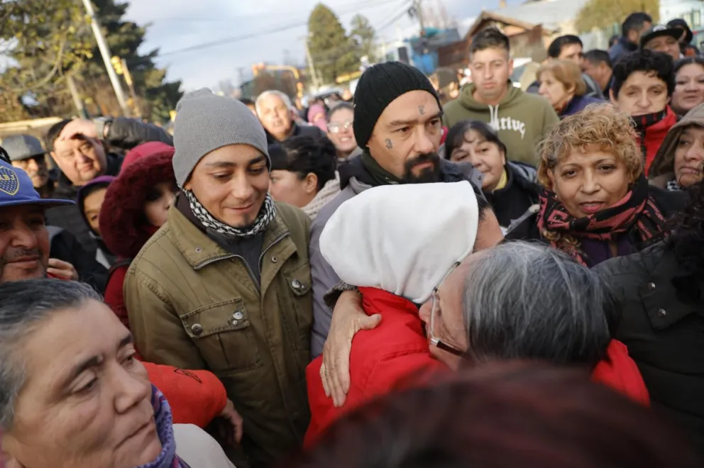 Vecinos acompañando a la familia esta mañana. Foto de Eugenia Neme.