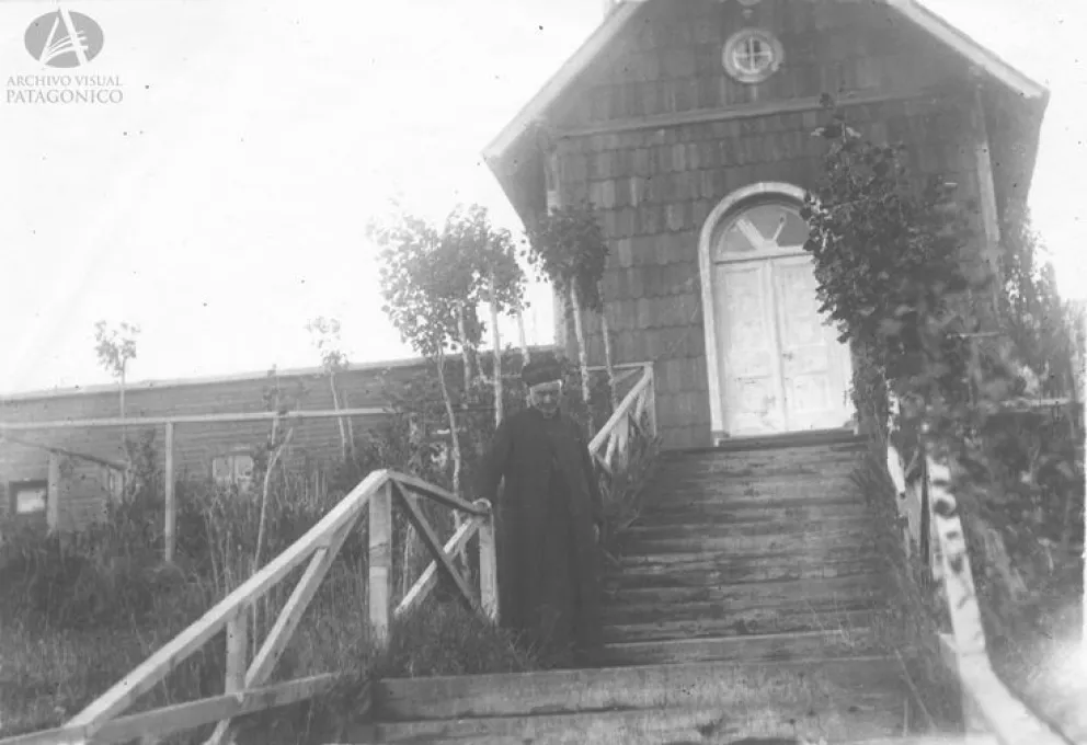 La iglesia alrededor de 1915. Colección Capraro en Archivo Visual Patagónico.