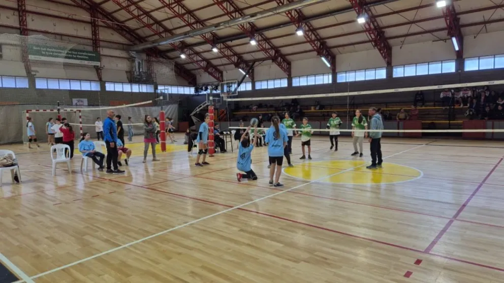 Viernes de "Mini Voley" en el Gimnasio Municipal 3 de Bariloche 