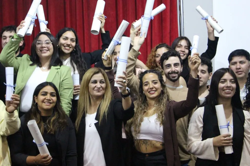 Entregaron 42 diplomas en el CRUB (fotos: Unco Bariloche) 