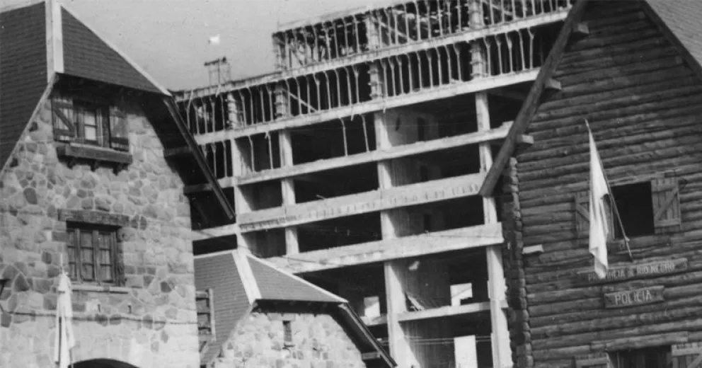 Cuando se construía el edificio.