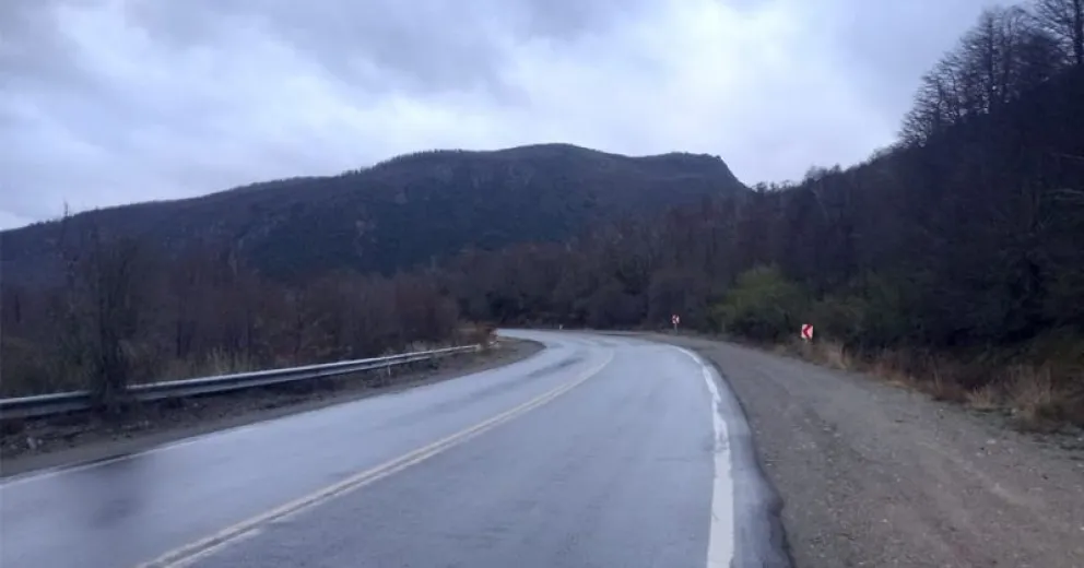 Zona de Mascardi con calzada húmeda por lluvias.